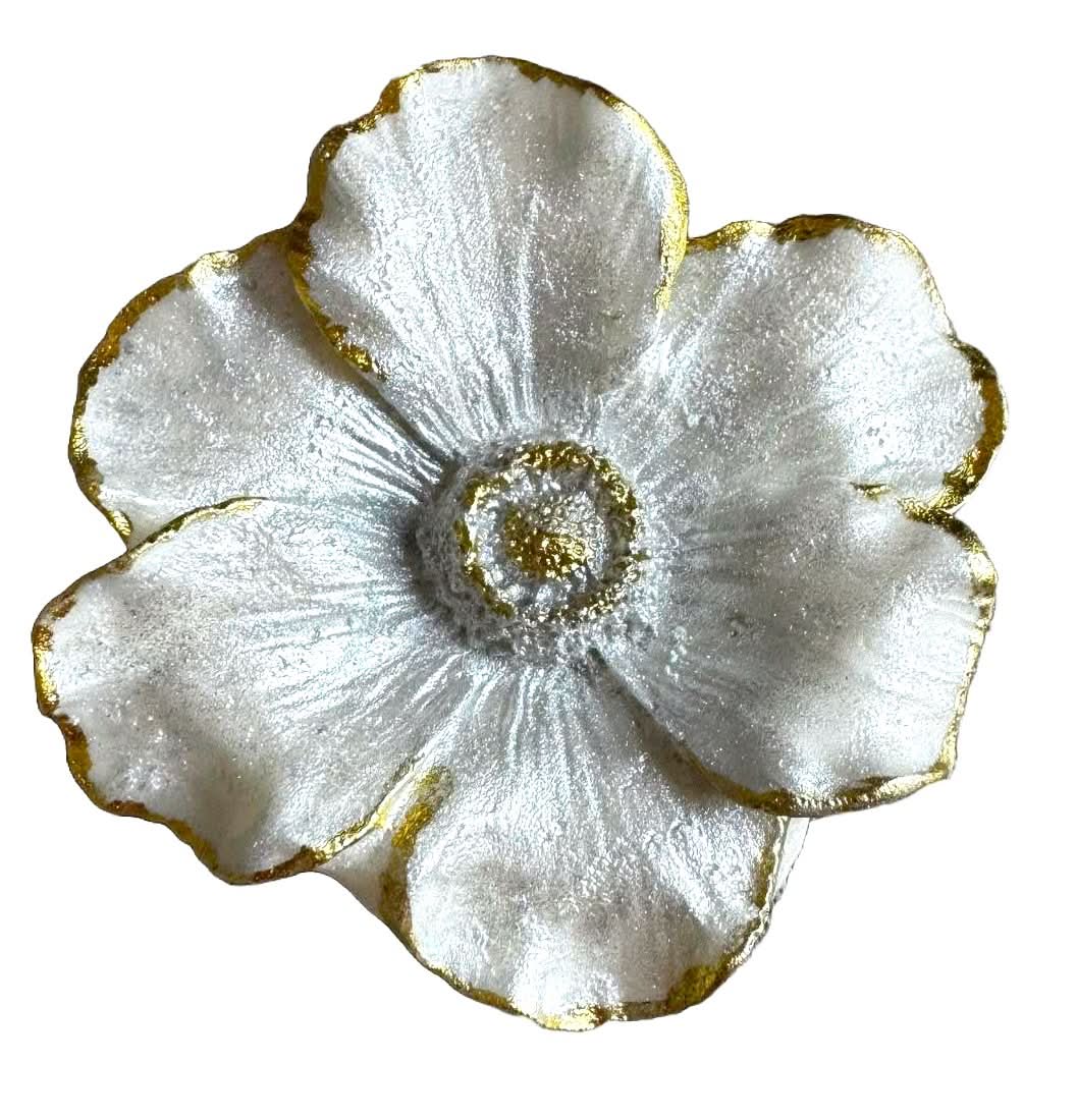 Decoratiune comestibila din zahar, Camelie alb sidef cu auriu Decoratiuni din Pasta de Zahar Nati Shop